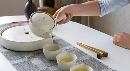 喝茶可以代替喝水吗？