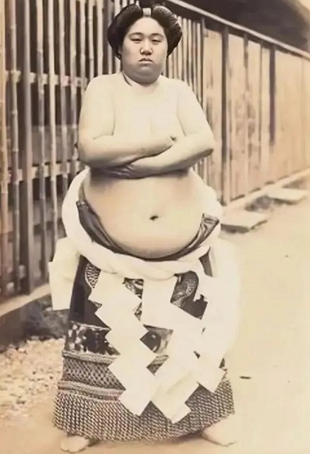 日本女性相扑和男子一样光着身子？