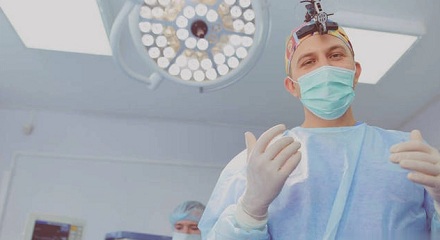 为何外科医生在做手术前要举着双手？