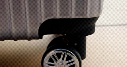 为什么在外面千万不要用手摸行李箱的轮子？