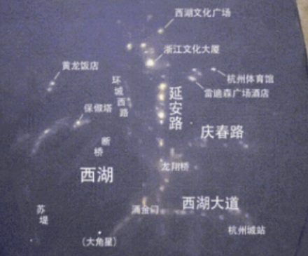 夜空里为什么会倒映出城市 CBD 的地图？
