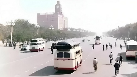 为什么上世纪公交车上面都顶着一个大包？