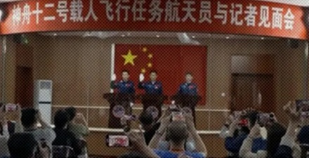 开新闻发布会,为什么要把航天员用罩子罩起来?
