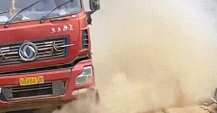 为什么大型货车轮胎上面都要挂一片红布？