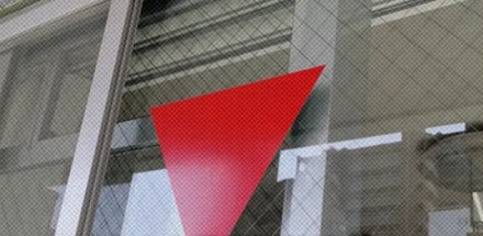 大楼窗户上贴的红色倒三角是什么东西？