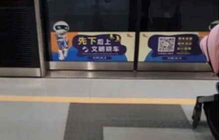 为什么地铁站、火车站常把盲道修在靠近轨道的那侧？