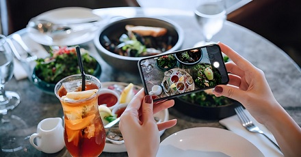 吃饭前先拍照真的会更好吃?