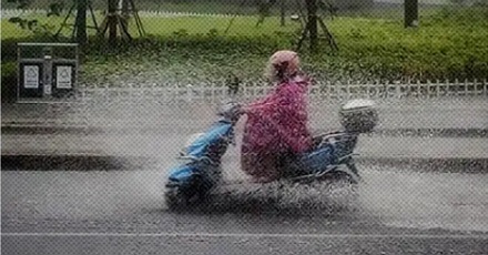 为什么雨天骑车一定要避开路上的白线？