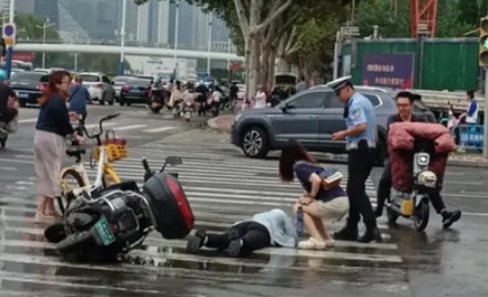 为什么雨天骑车一定要避开路上的白线？