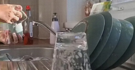 英国人用洗洁精洗完碗，为啥坚决不肯冲泡泡？