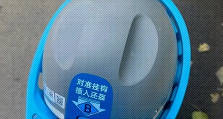 为什么共享电动车头盔后面总有个字母 A 或 B？