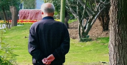 为什么上了年纪的人，总喜欢背着手走路？