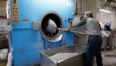 为什么网上买到的牛仔裤里会出现「小石头」？