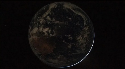 为啥新拍的地球全身照比 54 年前的灰了很多，是因为大气污染严重吗？