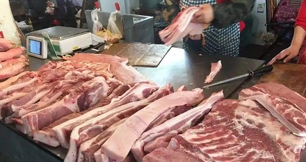 为什么菜市场的牛羊肉要挂着卖，猪肉却摆着卖？
