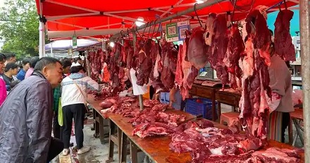 为什么菜市场的牛羊肉要挂着卖，猪肉却摆着卖？