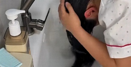 为什么飘在水上的头发丝的影子是一节一节的？