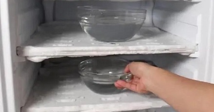 如何安全清除冰箱里的冰霜？