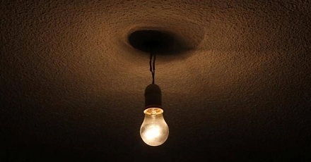为什么电灯会熏黑墙壁？