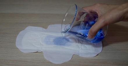 为啥卫生巾广告要用蓝色的液体？
