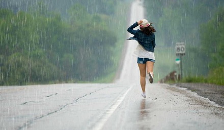 下雨天时，慢走淋的雨多还是跑起来淋的雨多？
