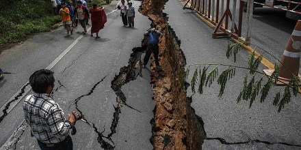 地震发生后，能采取平躺在地上的姿势等待救援吗？