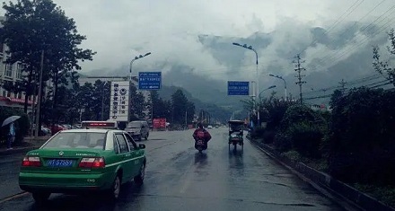 我国哪个城市被称为「雨城」？