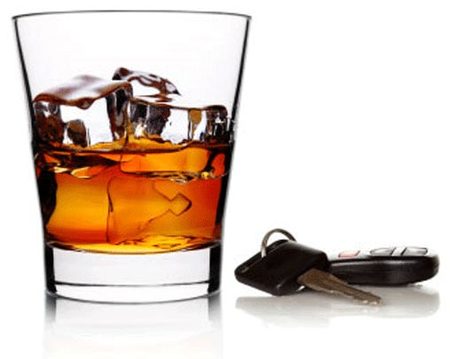 在美国每一个小时就有一个人被酒驾司机撞死！