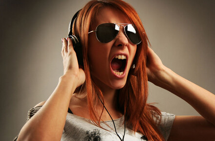 戴耳机听音乐一小时，耳朵里的细菌数量将是原来的700倍