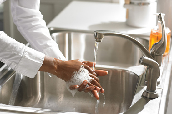 用温水洗手并不会比用冷水洗手杀死更多的细菌