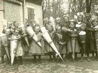 德国曾经有一个传统，在小孩第一天上学时会给他们一只装满玩具和糖果的巨大冰泣淋桶。