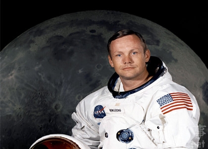 阿姆斯特朗于1969年7月21日时成为了第一个登上月球的宇航员，也是第一个在地球外星体上留下脚印的人类成员。