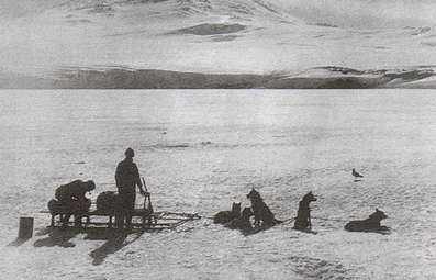 第一个成功横穿南极沙漠抵达南极的人是挪威探险家罗尔德-阿蒙森。他和其他4人利用狗拉雪橇成功抵达南极。