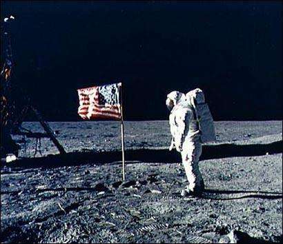 1969年7月20日宇航员阿姆斯特朗首次成功登上月球，为纪念这一重要时刻，此后将每年的7月20日定为人类月球日。
