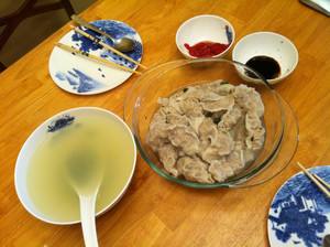 日本人把饺子不是当主食而是当菜吃。