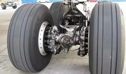 飞机轮胎为何没有横向沟槽？