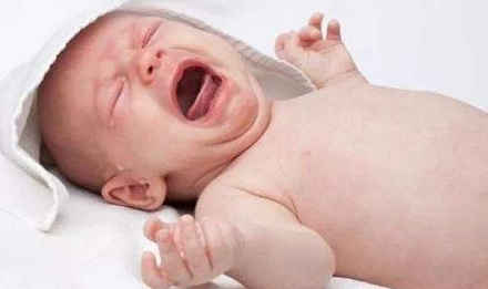 为什么婴儿刚出生时都会哭个不停？