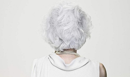 为什么人老了头发便会变白？