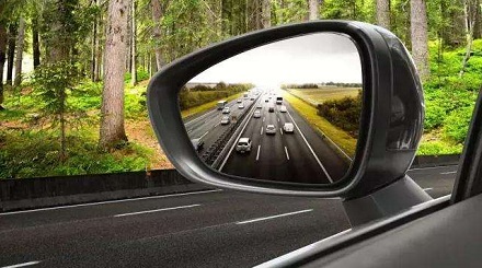 为什么汽车的左右后视镜不一样大？