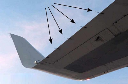 飞机翅膀上的像刺一样的东西是做什么用的？
