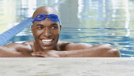 为什么国际游泳赛事中很少见到黑人？