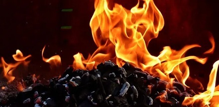 为什么潮湿的煤炭更好燃烧？
