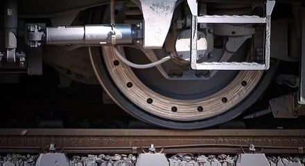 火车在出国境时为啥要换车轮？