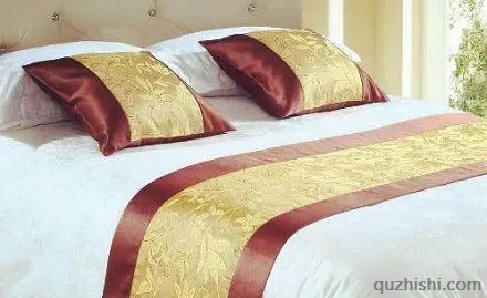 为什么酒店床上要放一块绸缎布呢？