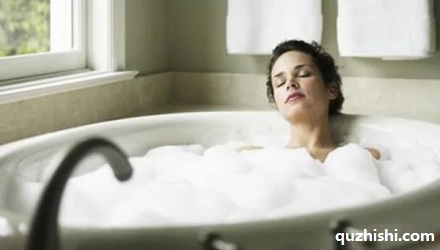 为什么法国人喜欢早上洗澡？
